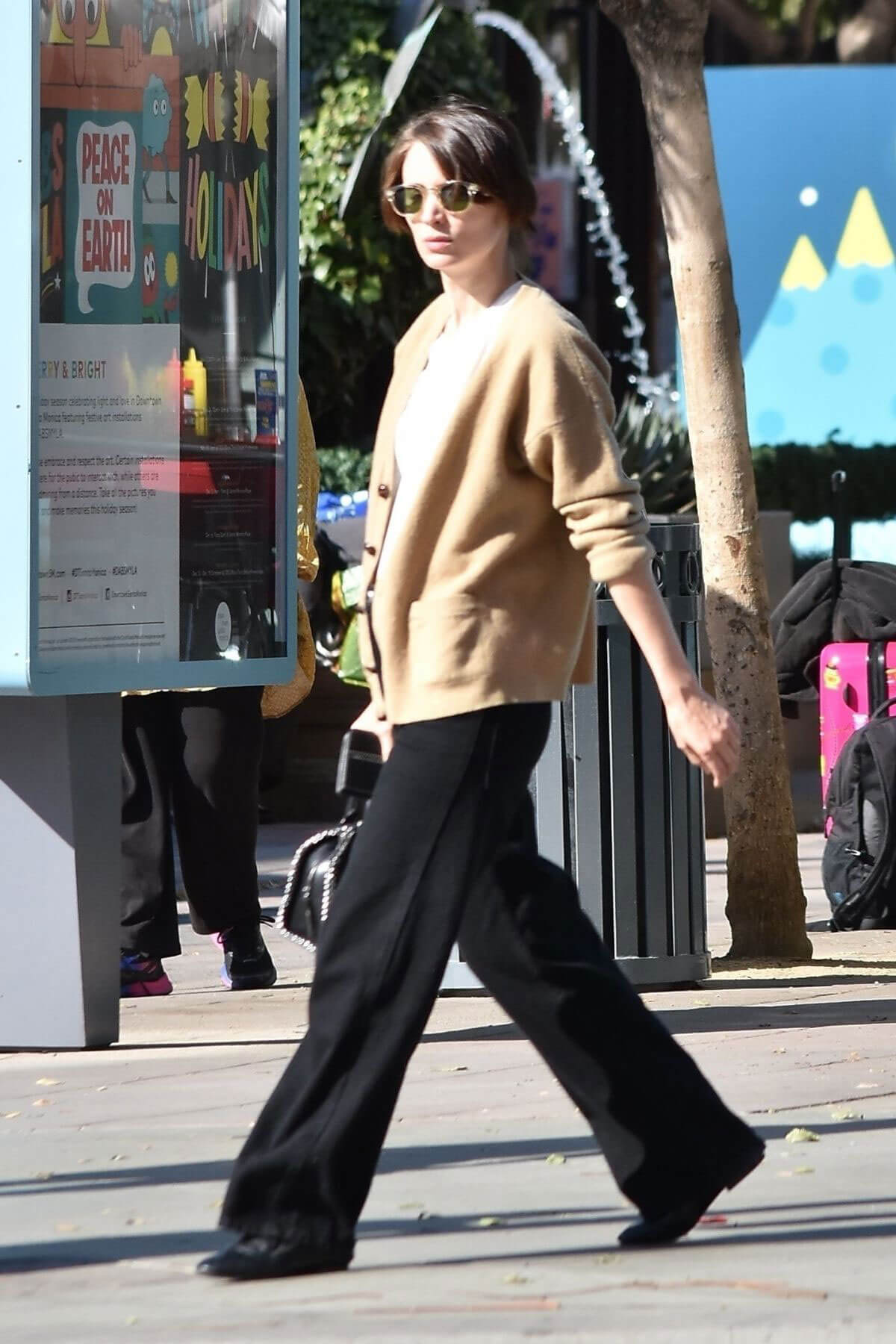 Rooney Mara Stills Out Shopping in Los Angeles 2017/12/17