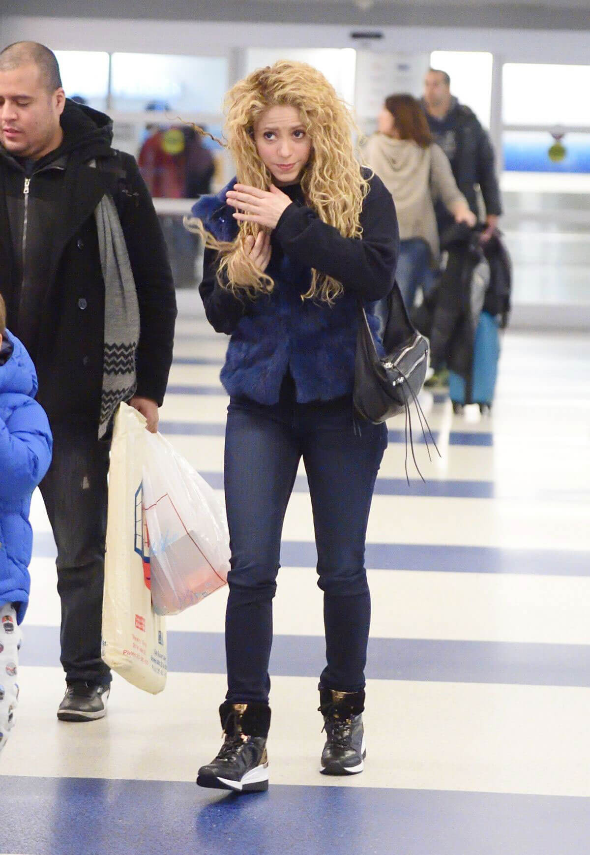 Shakira Stills at JFK Airport in New York 2017/12/24