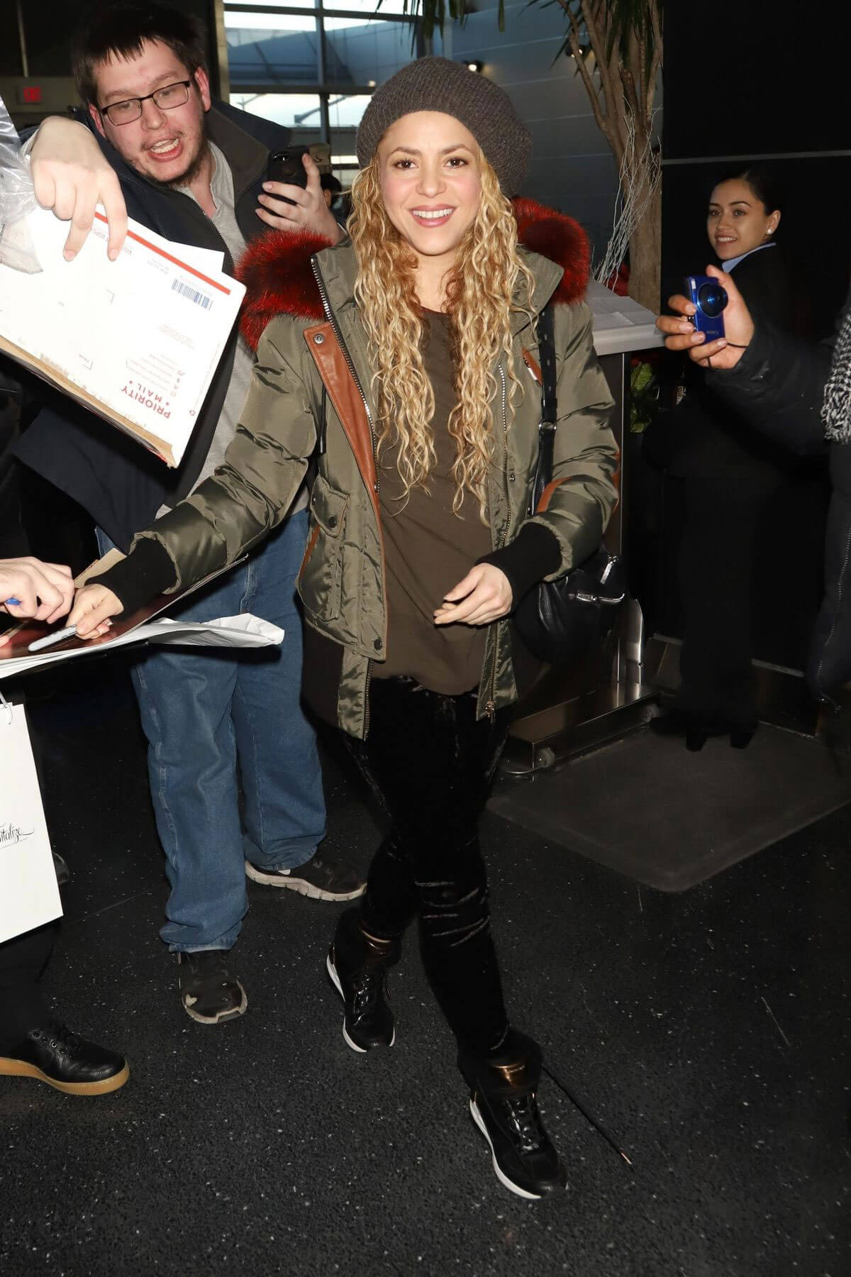 Shakira Stills at JFK Airport in New York 2017/12/28