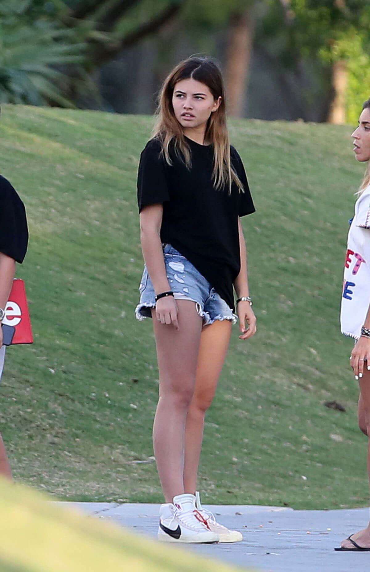 Thylane Blondeau Stills in Jeans Shorts Out in Miami 2017/12/23
