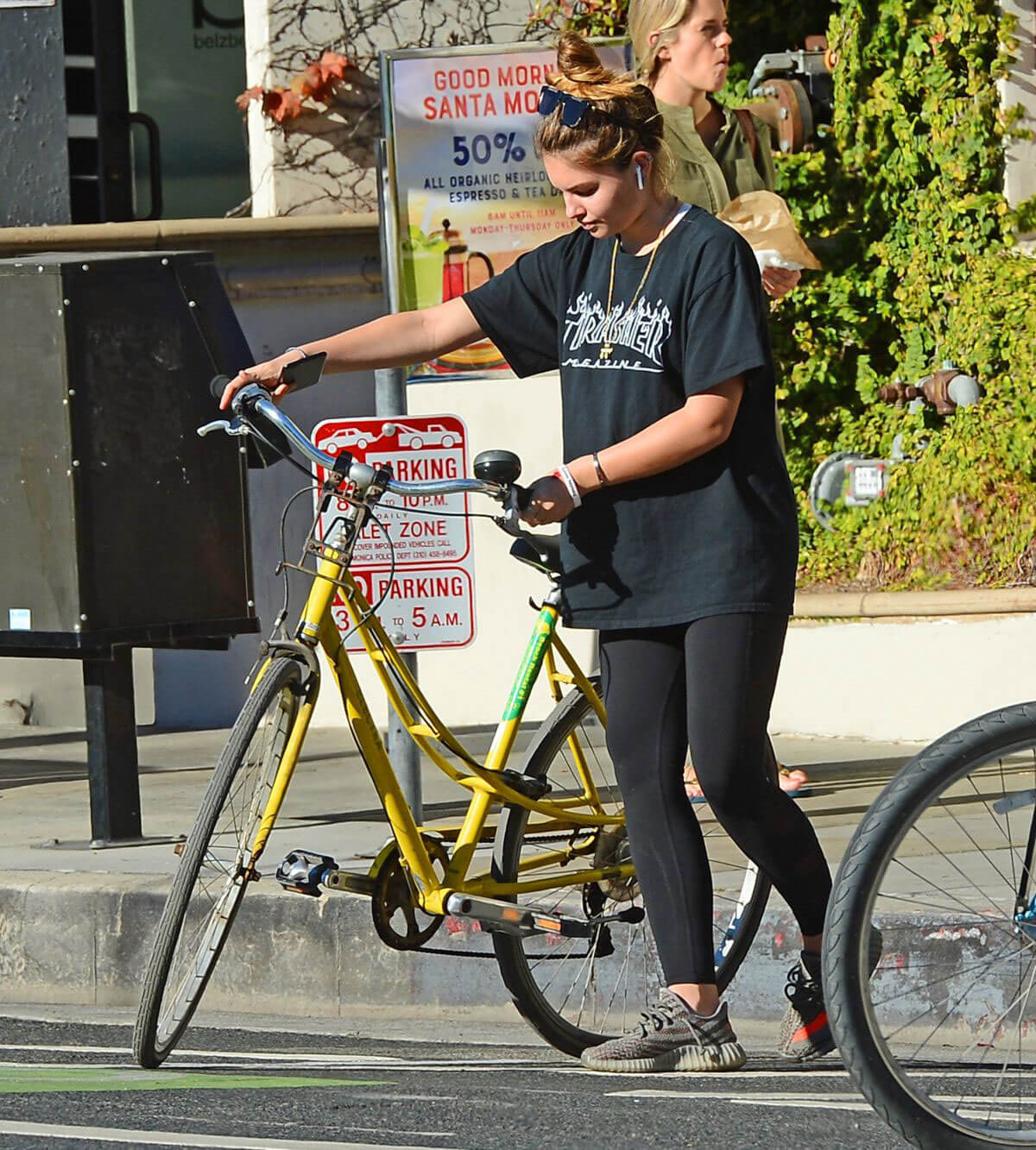 Thylane Blondeau Stills Out for Bicycle Ride in Venice Beach 2017/11/22