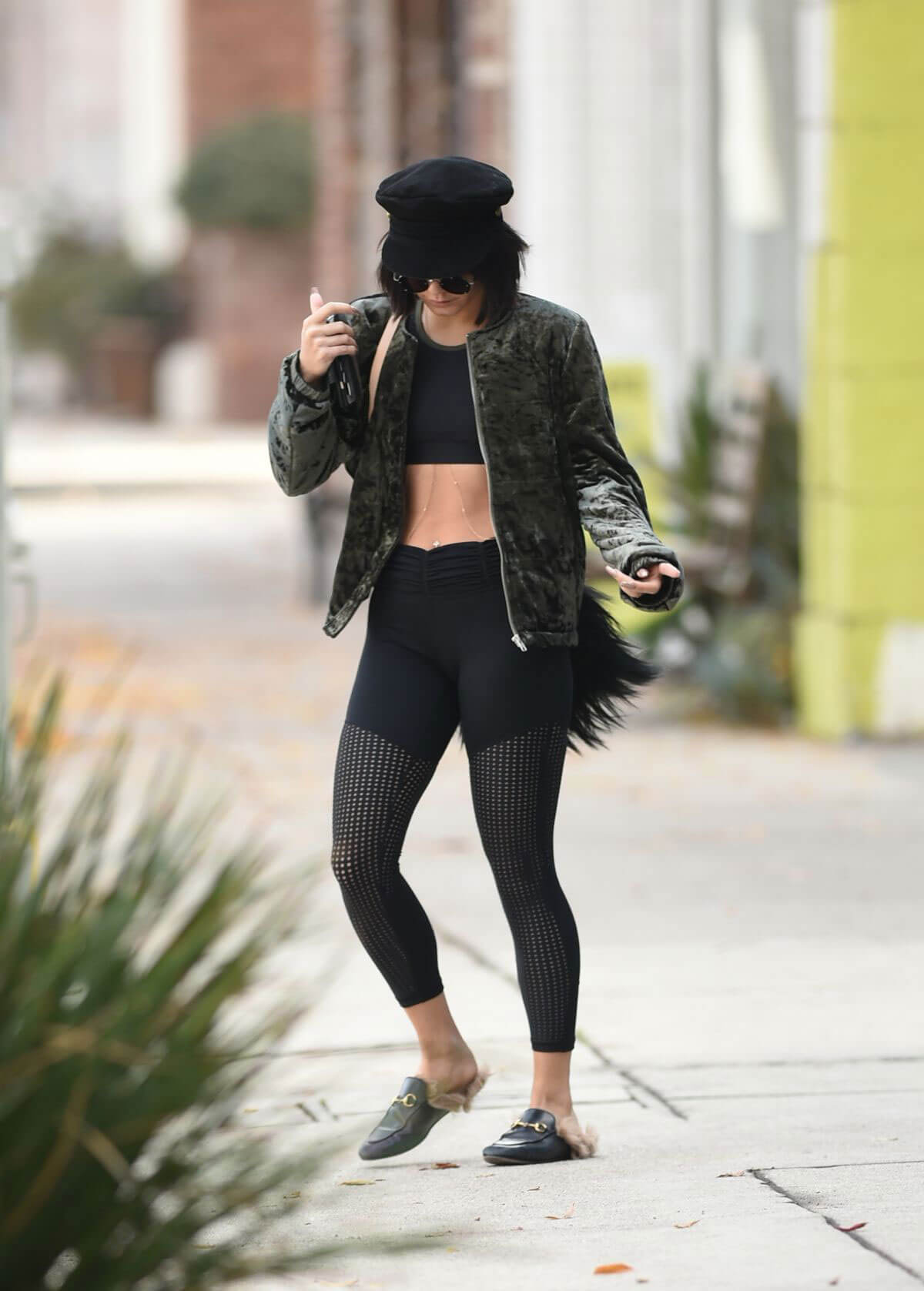 Vanessa Hudgens Stills Leaves Pilates Class in Los Angeles 2017/12/20