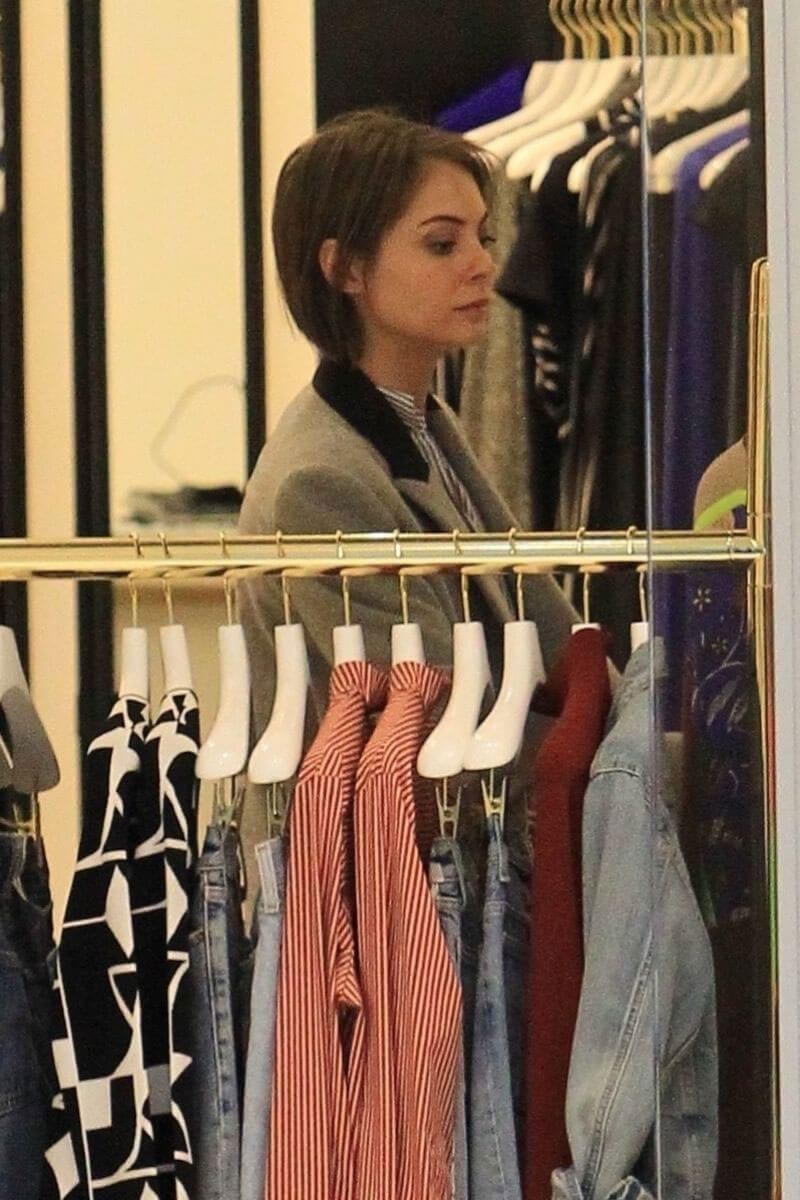 Willa Holland Stills Shopping at The Grove in Los Angeles 2017/12/04