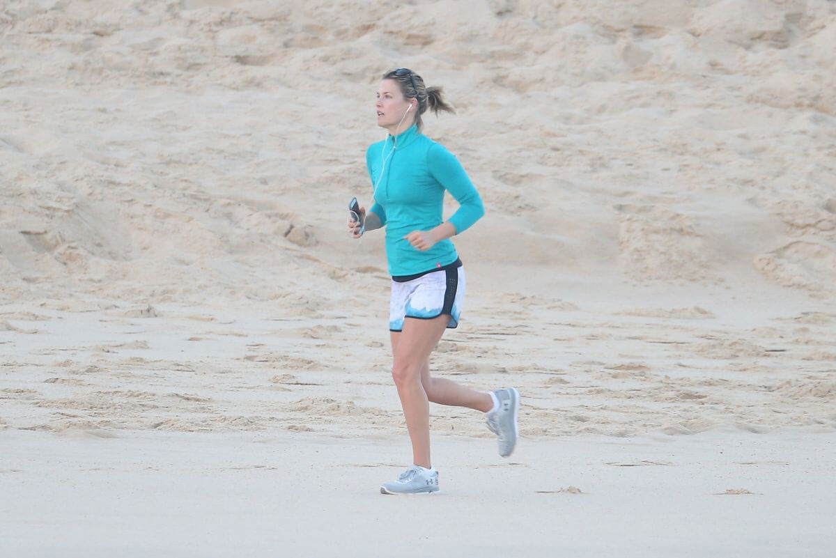 Ali Larter Stills Jogging on the Beach in Mexico 2017/12/31