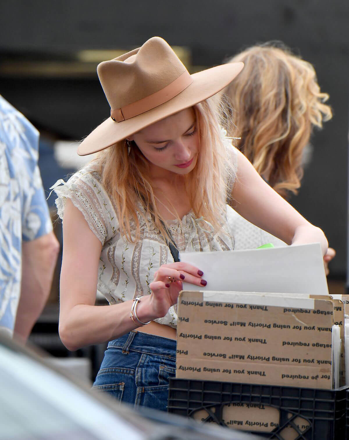 Amber Heard Stills Out Shopping at Pasadena Flea Market 2017/11/12