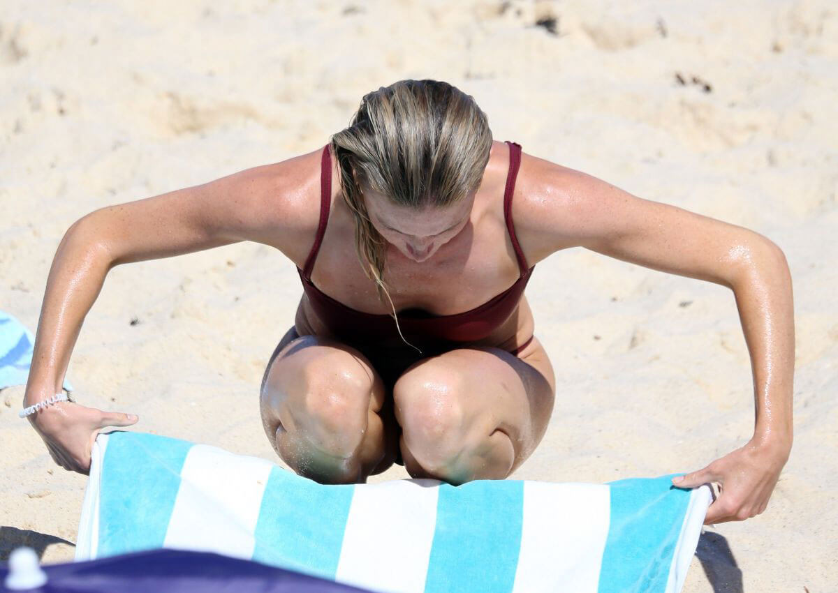 Amy Pejkovic Stills in Bikini at Bronte Beach in Sydney 2018/01/05