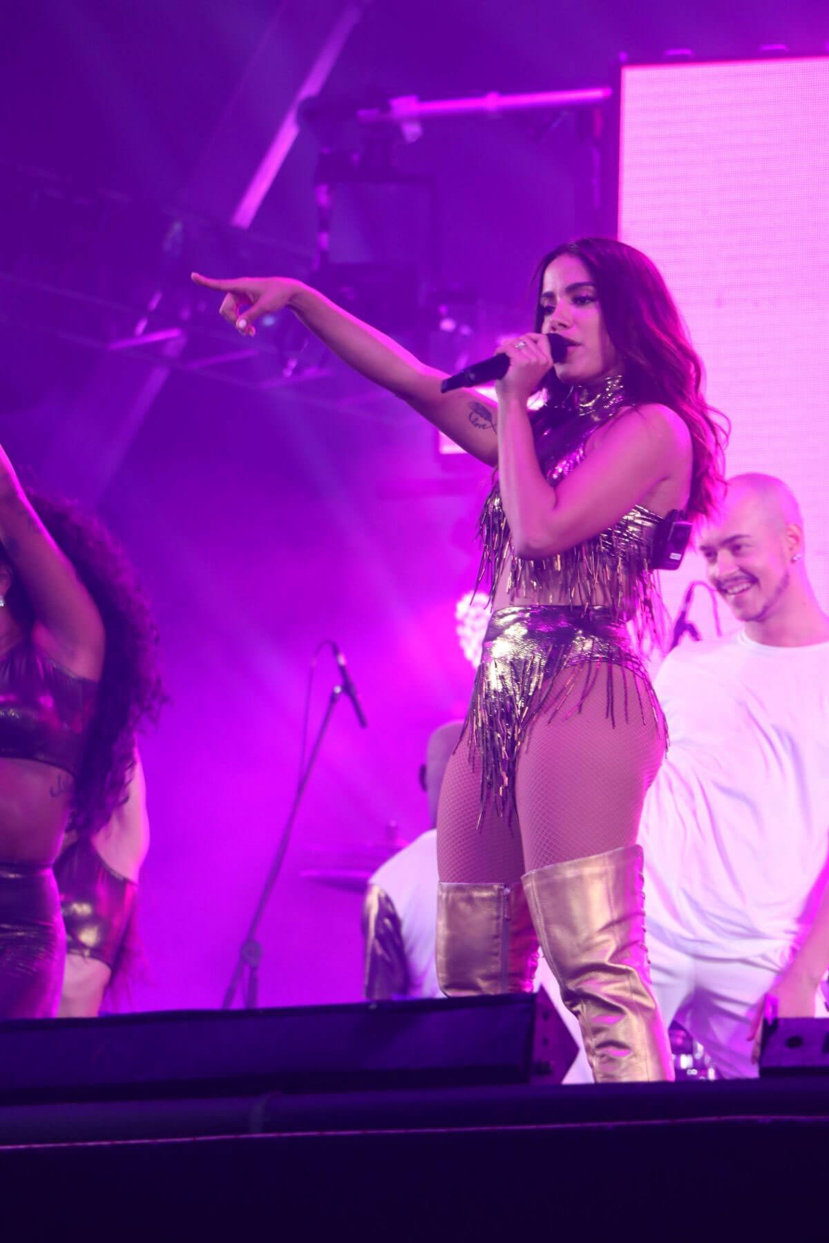 Anitta Stills Performs at Copacabana Beach in Rio De Janeiro 2018/01/01