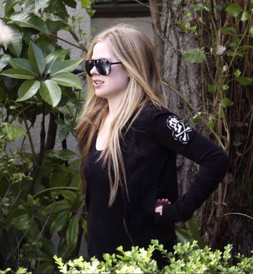 Avril Lavigne Stills Leaves a Studio in Los Angeles 2018/01/02