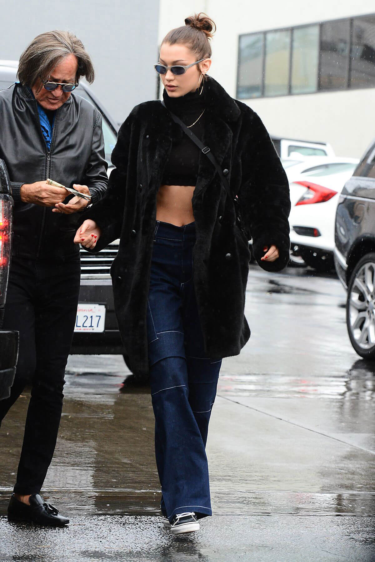 Bella Hadid Stills Out for Lunch at Il Pastaio in Beverly Hills 2018/01/09