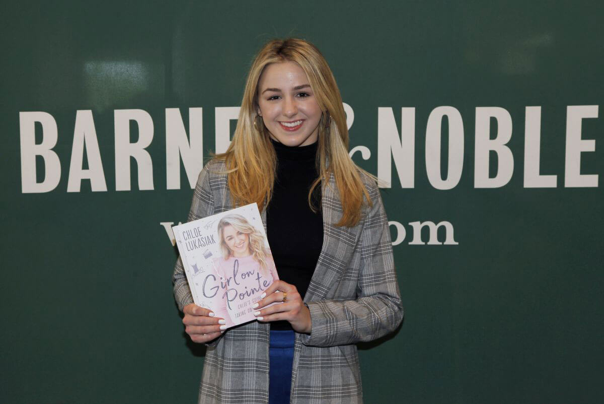 Chloe Lukasiak Stills at Her Girl on Pointe Book Signing in Los Angeles 2018/01/27