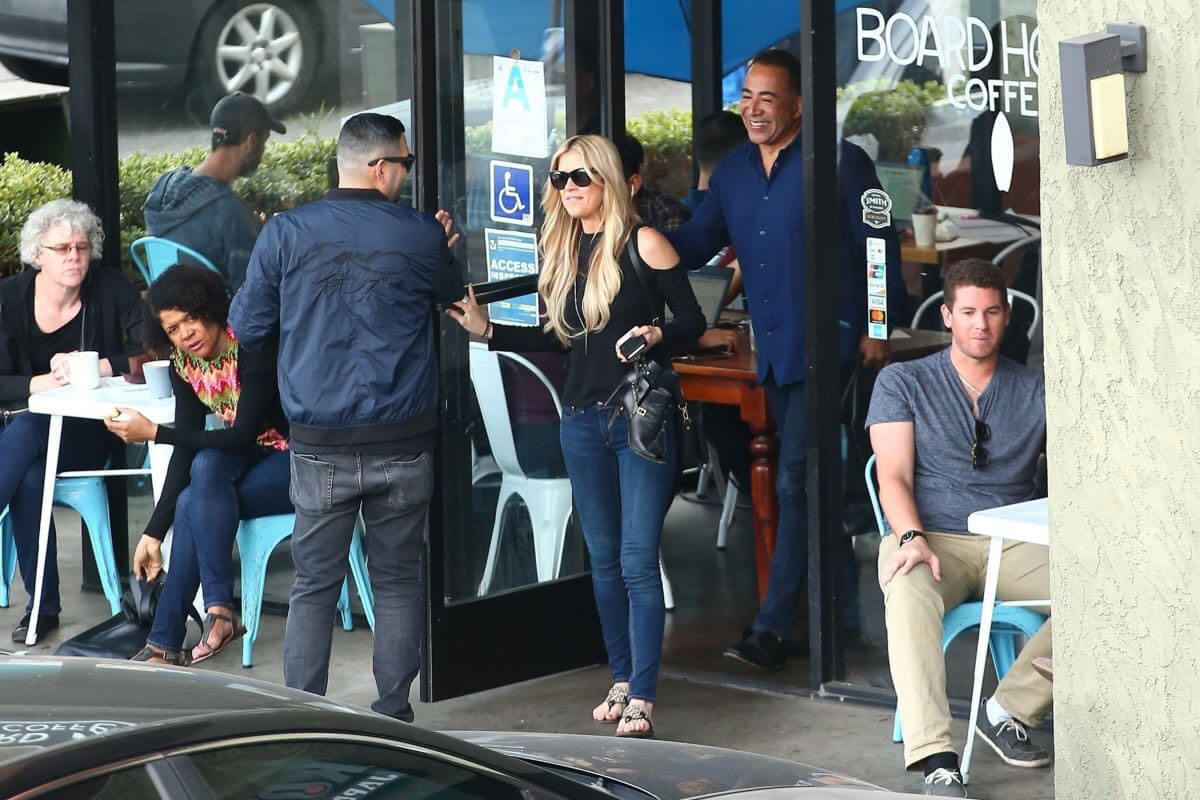 Christina El Moussa Stills Leaves a Coffee Shop in Brentwood 2018/01/05