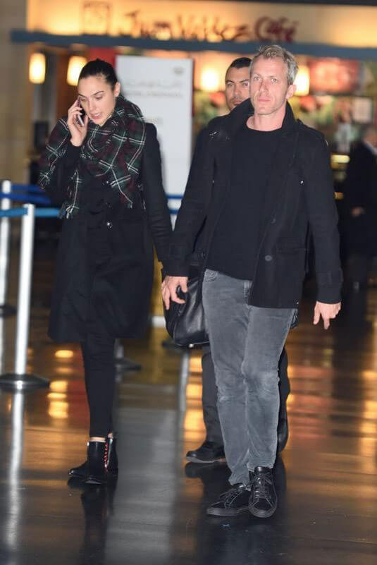 Gal Gadot and Yaron Versano Stills at JFK Airport in New York 2017/11/14