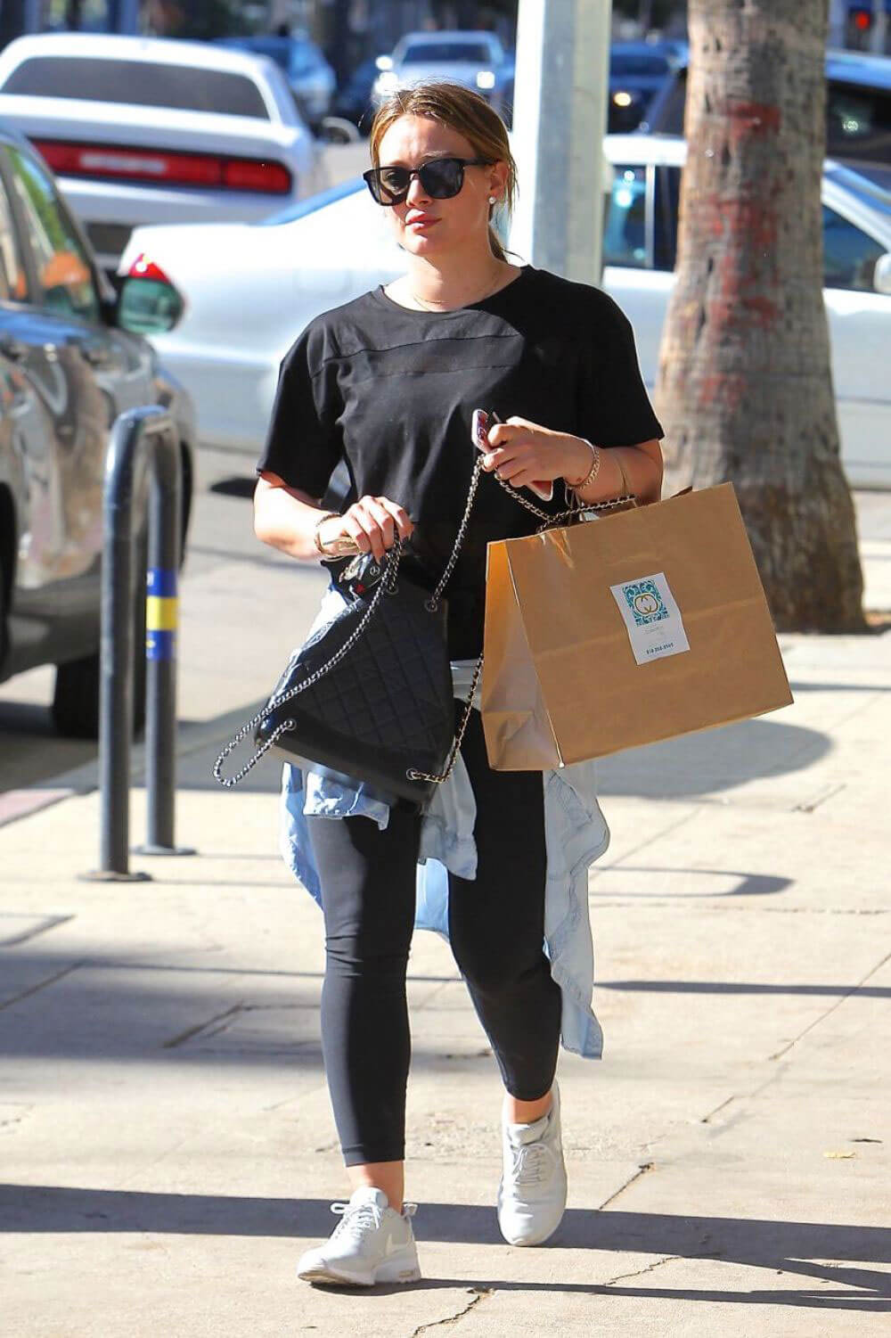 Hilary Duff Stills Leaves a Gym in Los Angeles 2017/12/07