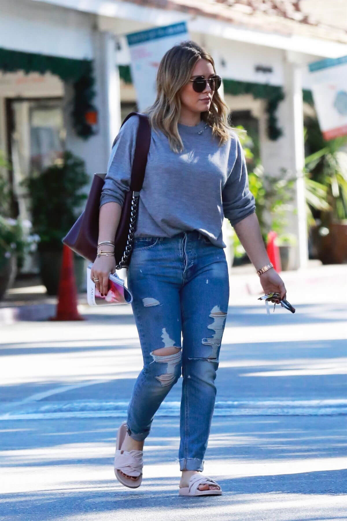 Hilary Duff Stills Out in Beverly Hills 2017/11/18