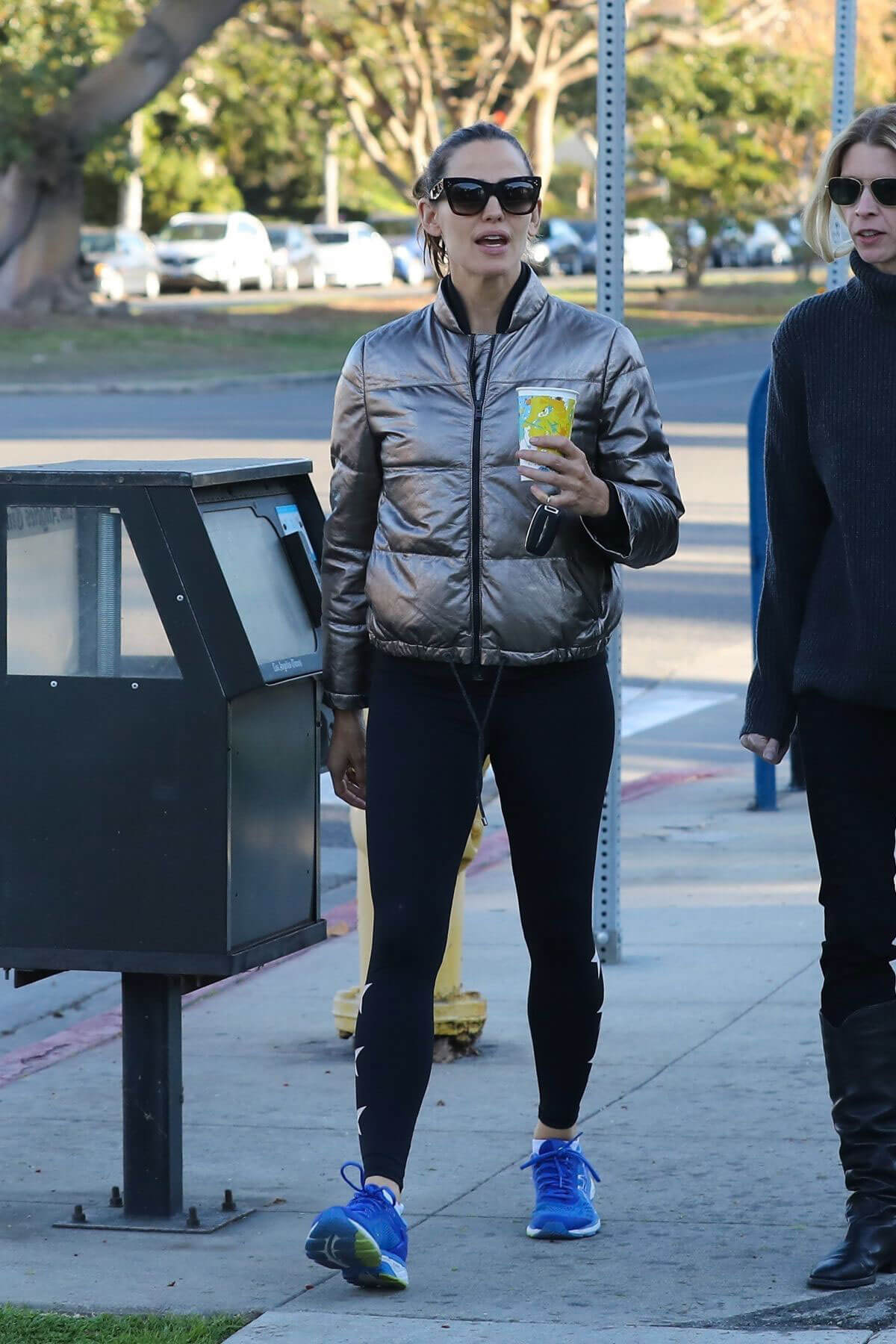 Jennifer Garner Stills Out for a Coffee in Brentwood 2018/01/24