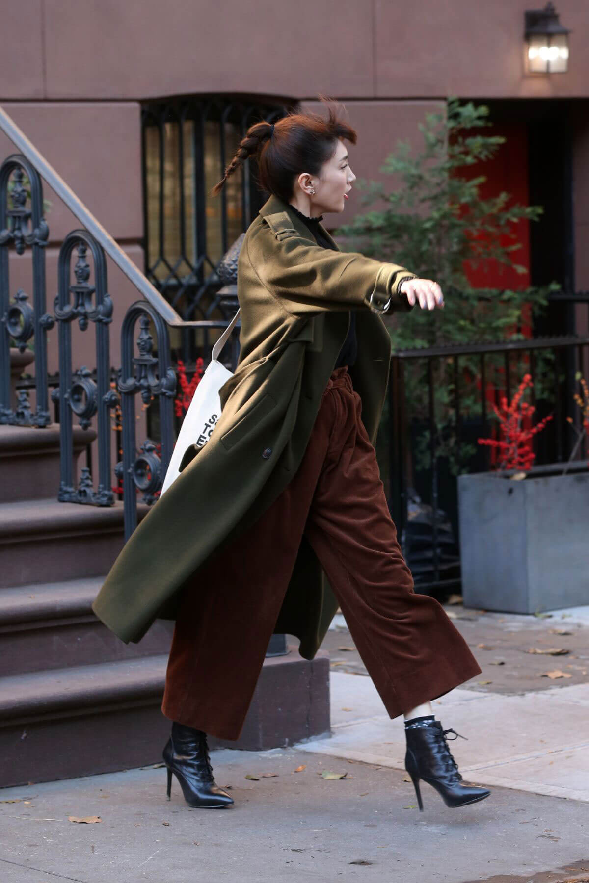 Jiang Shuying Stills on the Set of In New York in West Village in New York 2017/11/17