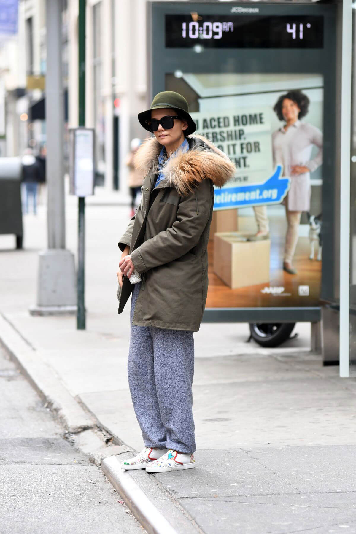 Katie Holmes Stills Waiting for the Bus at 5 Avenue in New York 2018/01/29