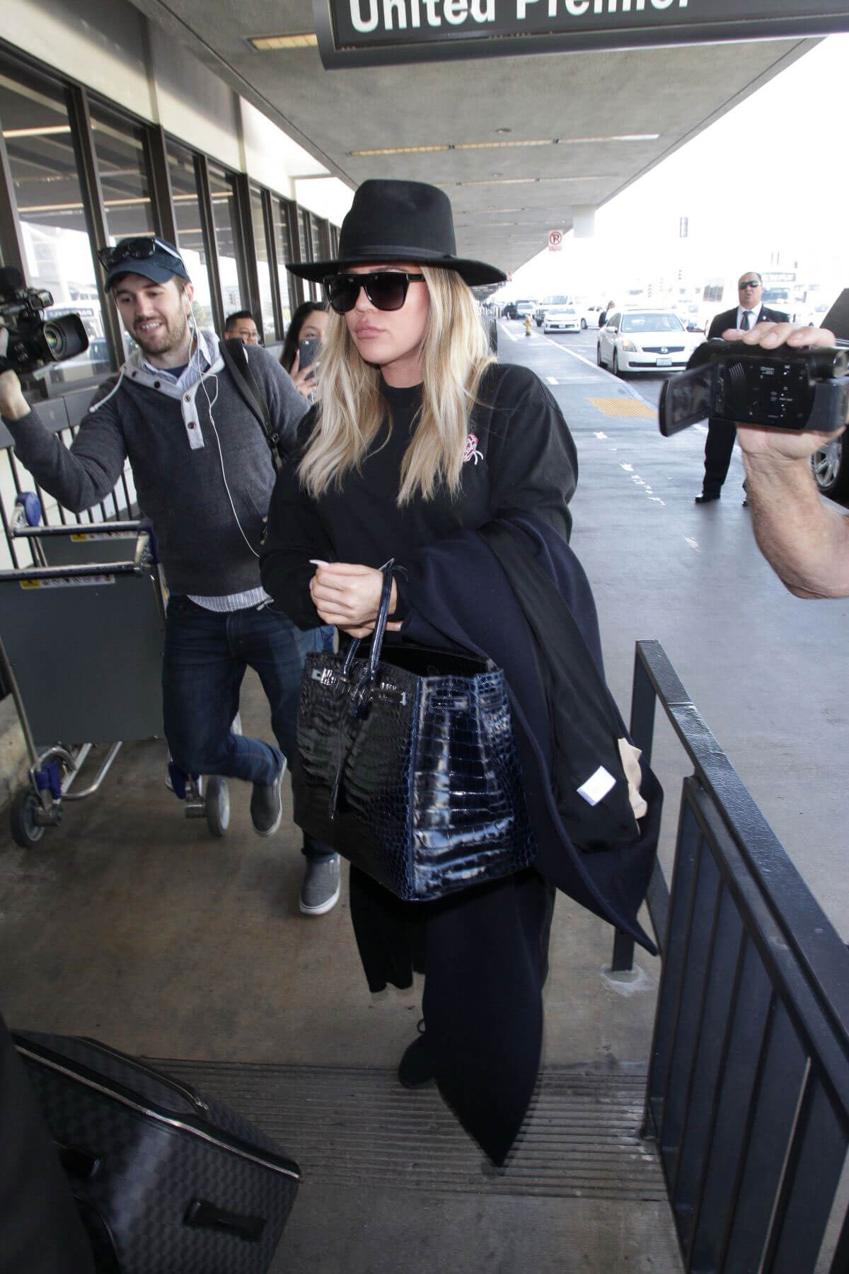 Khloe Kardashian Stills at LAX Airport in Los Angeles 2018/01/12