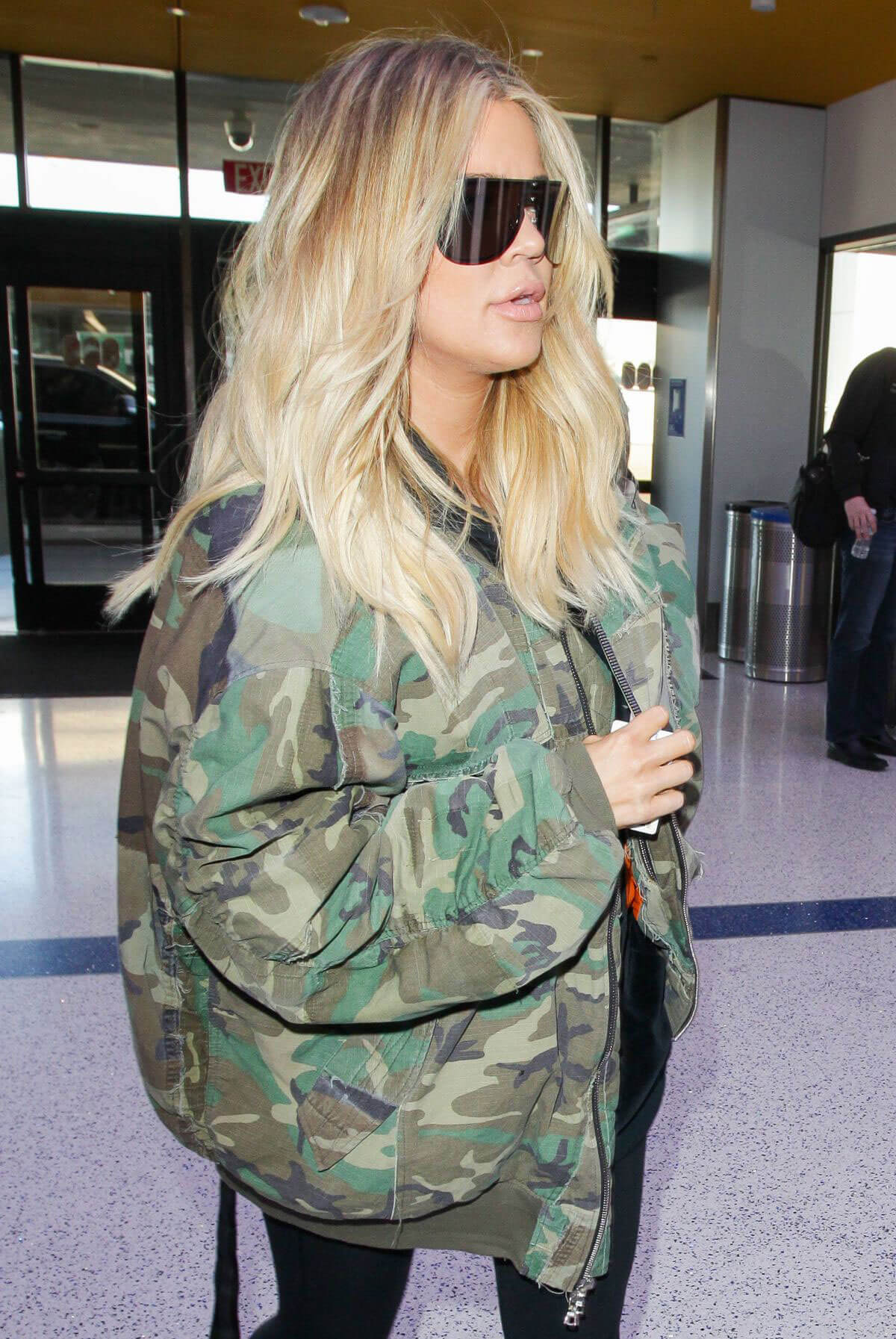Khloe Kardashian Stills at Los Angeles International Airport 2017/12/08