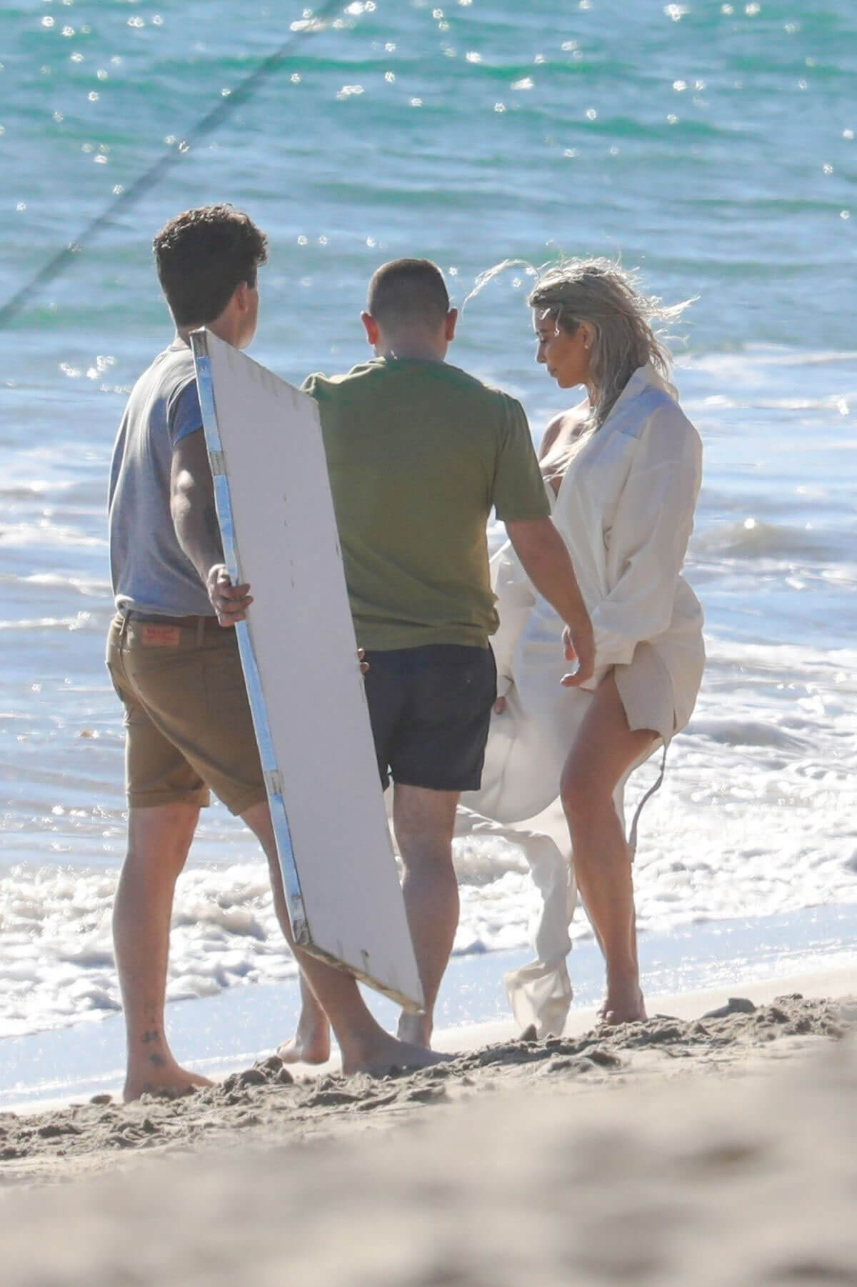 Kim Kardashian Stills on the Set of a Photoshoot at a Beach in Malibu 2018/01/22