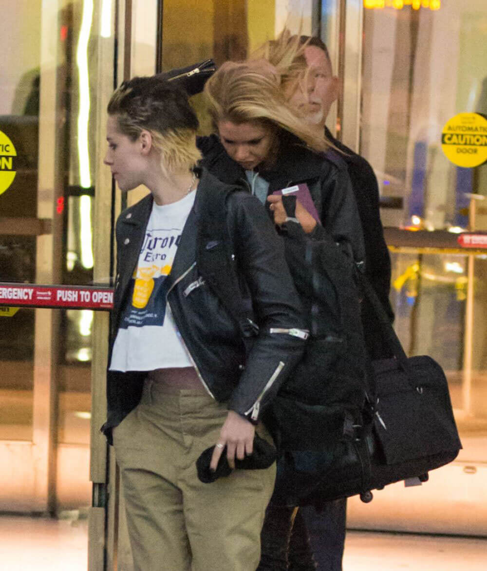 Kristen Stewart Stills at JFK Airport in New York 2017/11/15