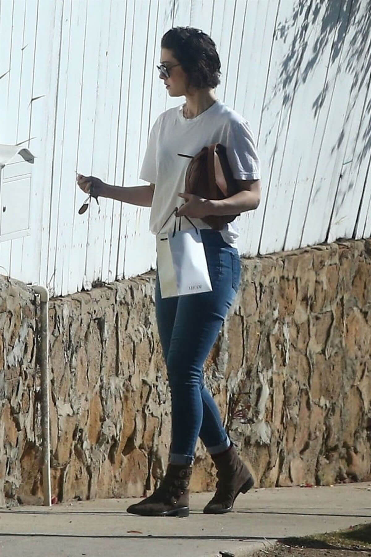 Mary Elizabeth Winstead Stills Arrives to Her Home in Brentwood 2018/01/05