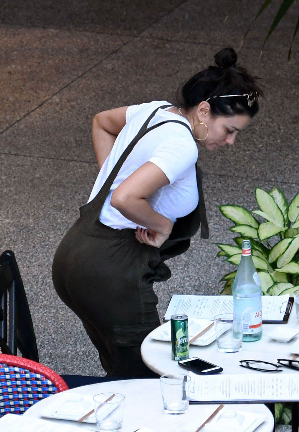 Pregnant Eva Longoria Stills in Overalls Out and About in Miami 2017/12/22