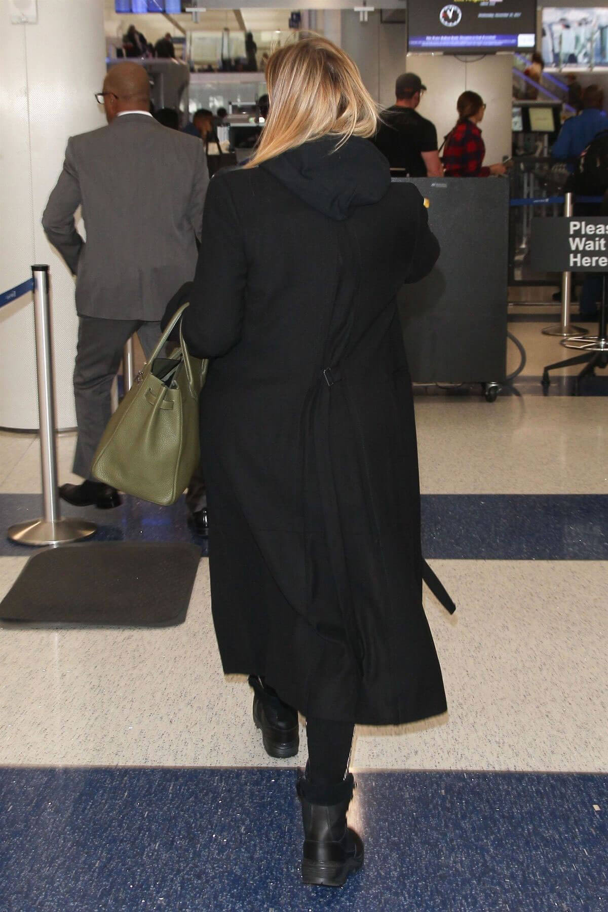 Pregnant Khloe Kardashian Stills at Los Angeles International Airport 2017/11/15