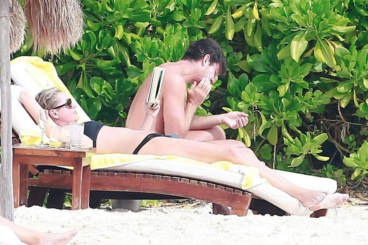 Rebecca Romijn Stills in Bikini on the Beach in Tulum 2018/01/01