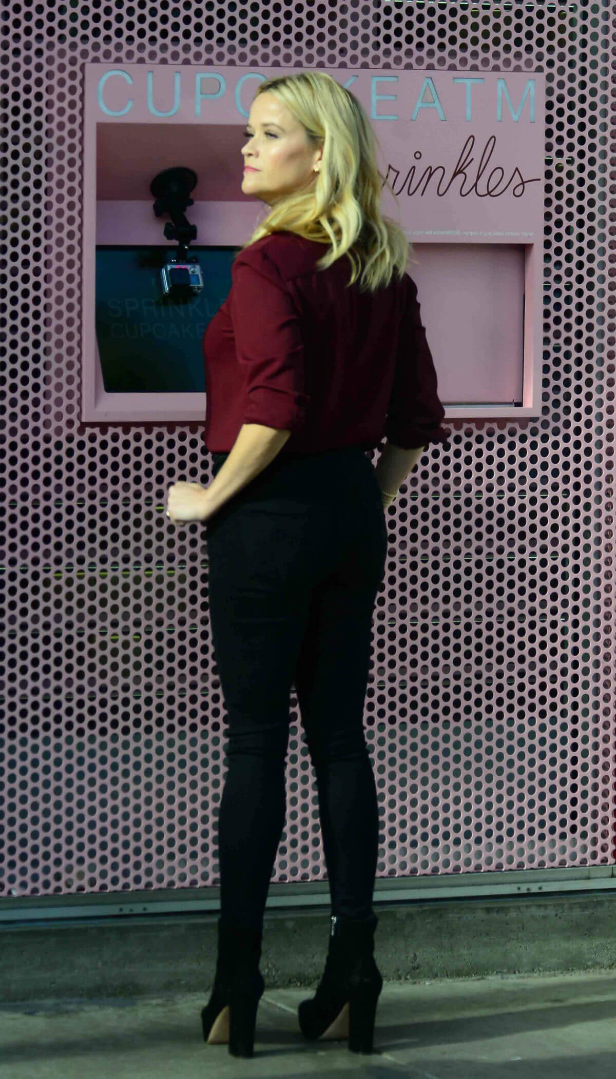 Reese Witherspoon Stills at Sprinkles Cupcakes ATM Machine in Beverly Hills 2017/11/15
