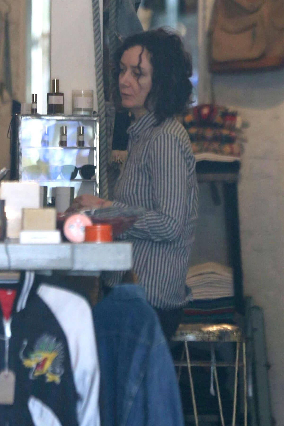 Sara Gilbert Stills Out Shopping in Hollywood 2017/12/22