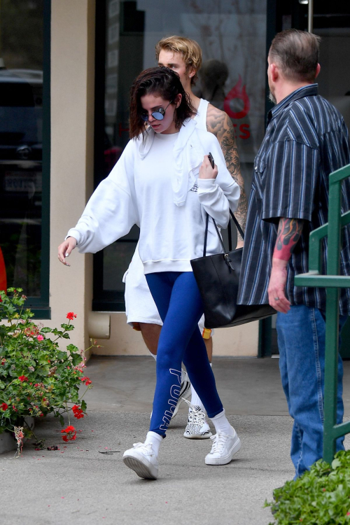 Selena Gomez and Justin Bieber Stills Leaves Pilates Studio in West Hollywood 2018/01/03 9