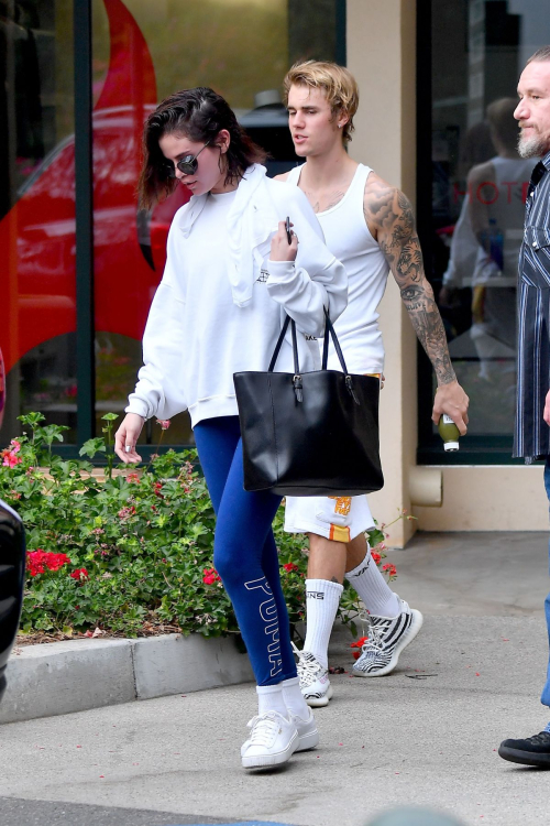 Selena Gomez and Justin Bieber Stills Leaves Pilates Studio in West Hollywood 2018/01/03 4