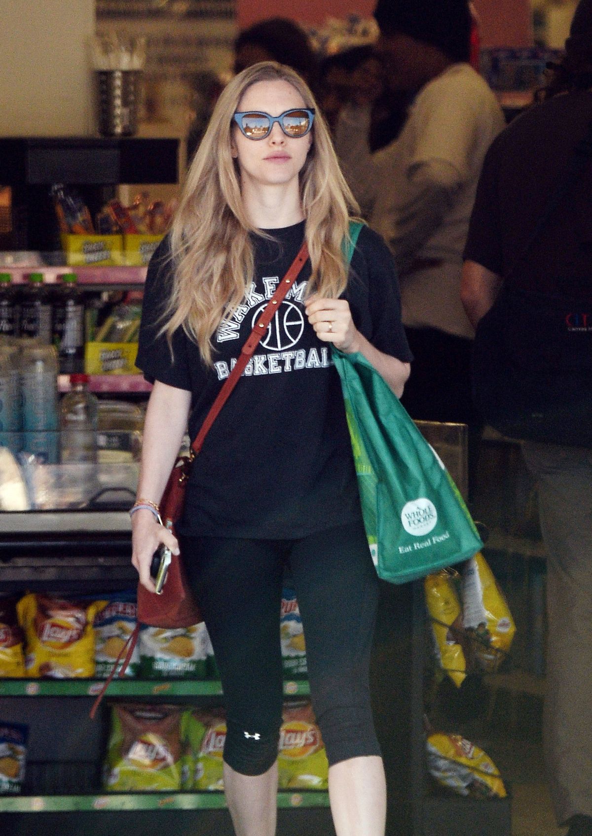 Amanda Seyfried Stills Shopping at Whole Foods in Los Angeles 2018/02/18