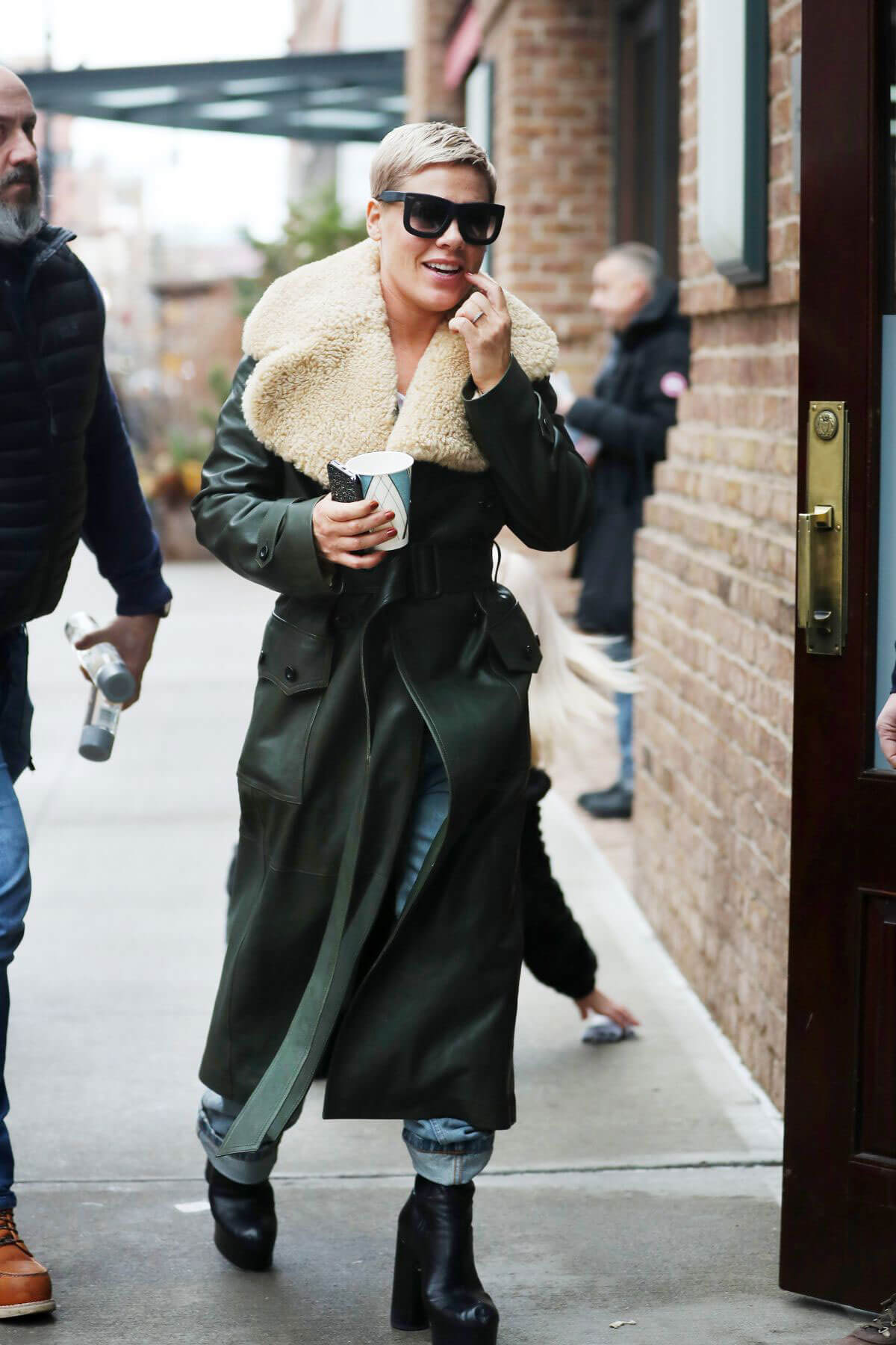 Pink Stills at Her Hotel in New York 2018/01/28