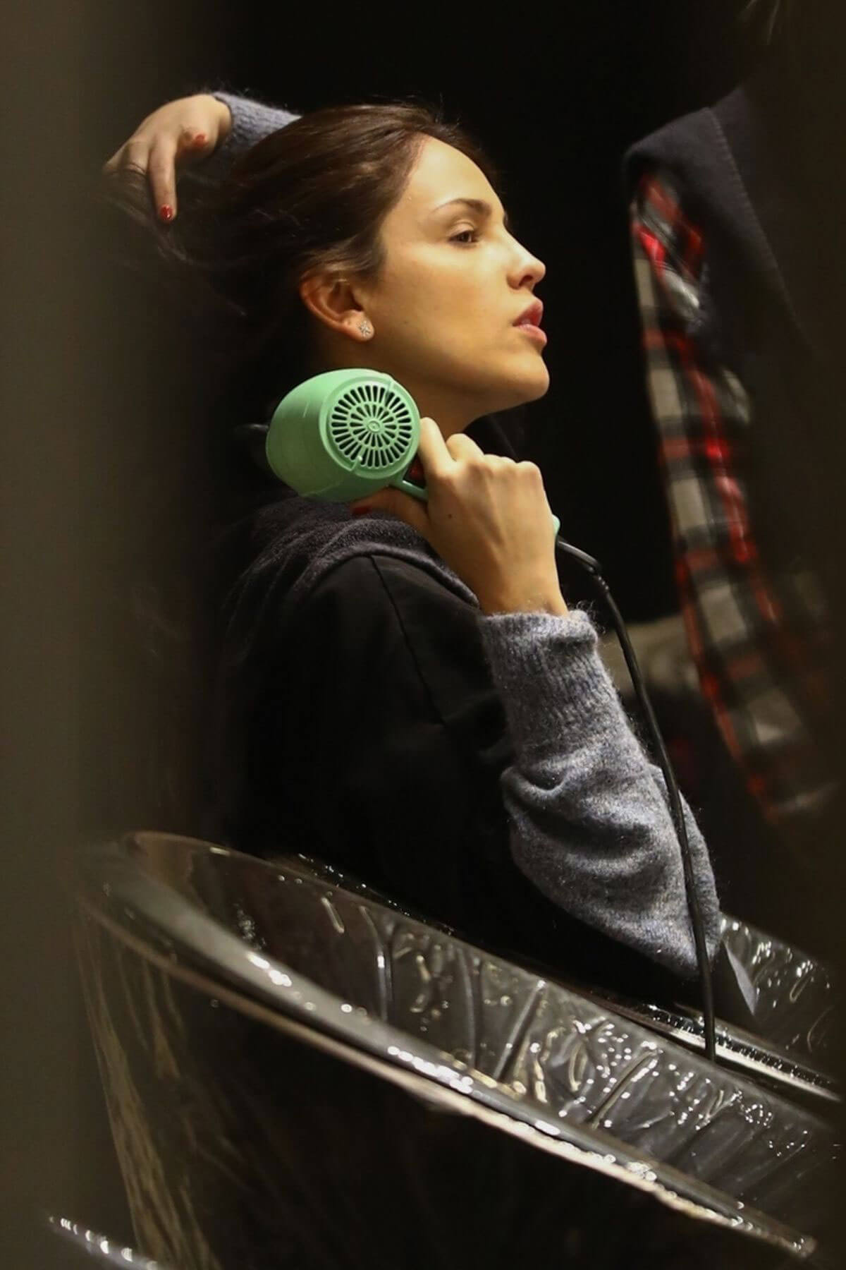 Eiza Gonzalez Stills at a Hair Salon in Los Angeles 2018/03/23