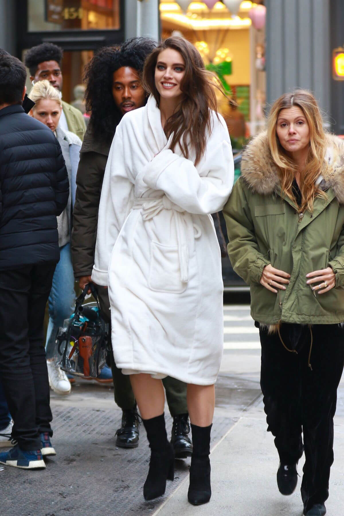 Emily DiDonato Stills Arrives on the Set of a Photoshoot in New York 2018/03/23