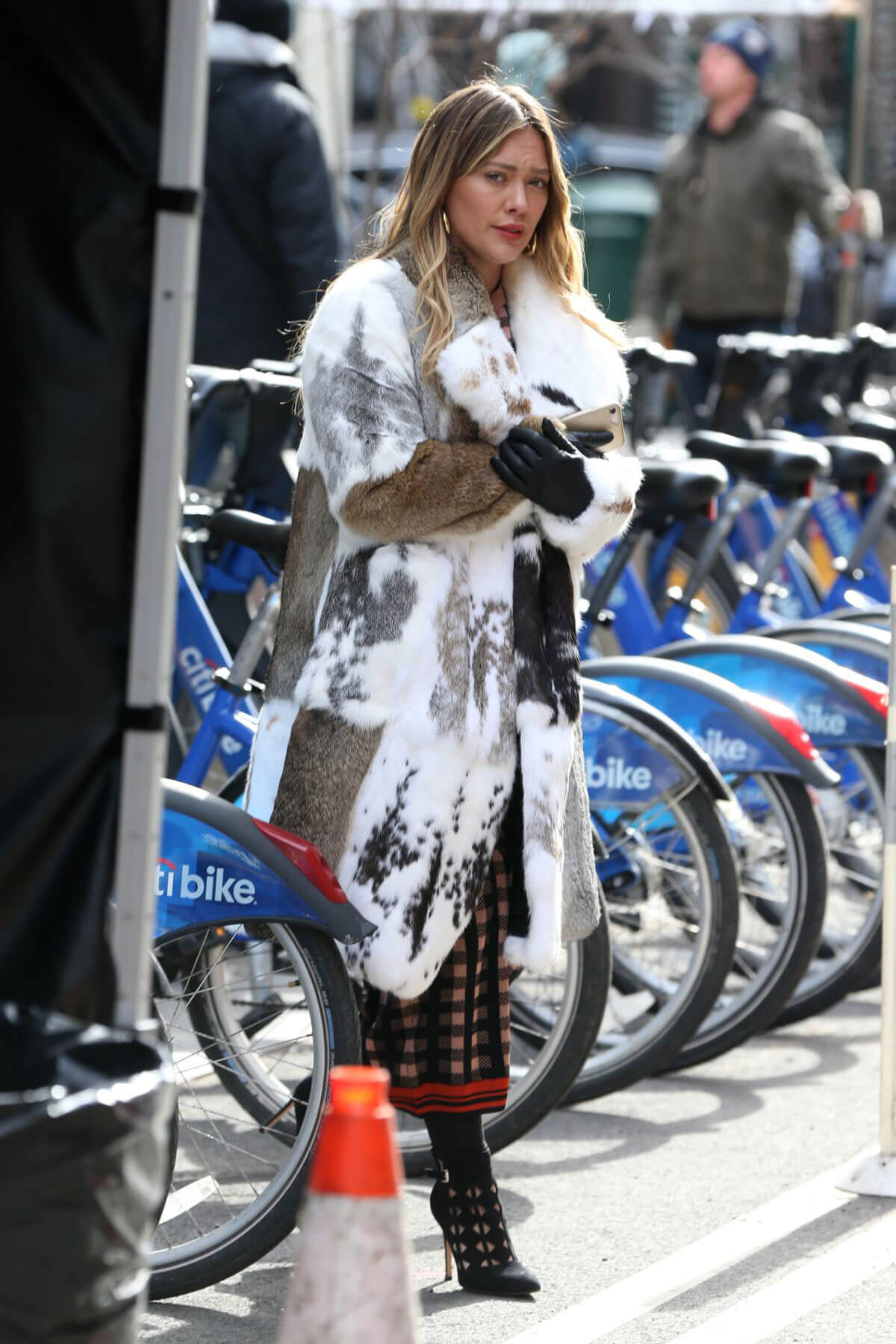 Hilary Duff Stills on the Set of Younger in New York 2018/03/27