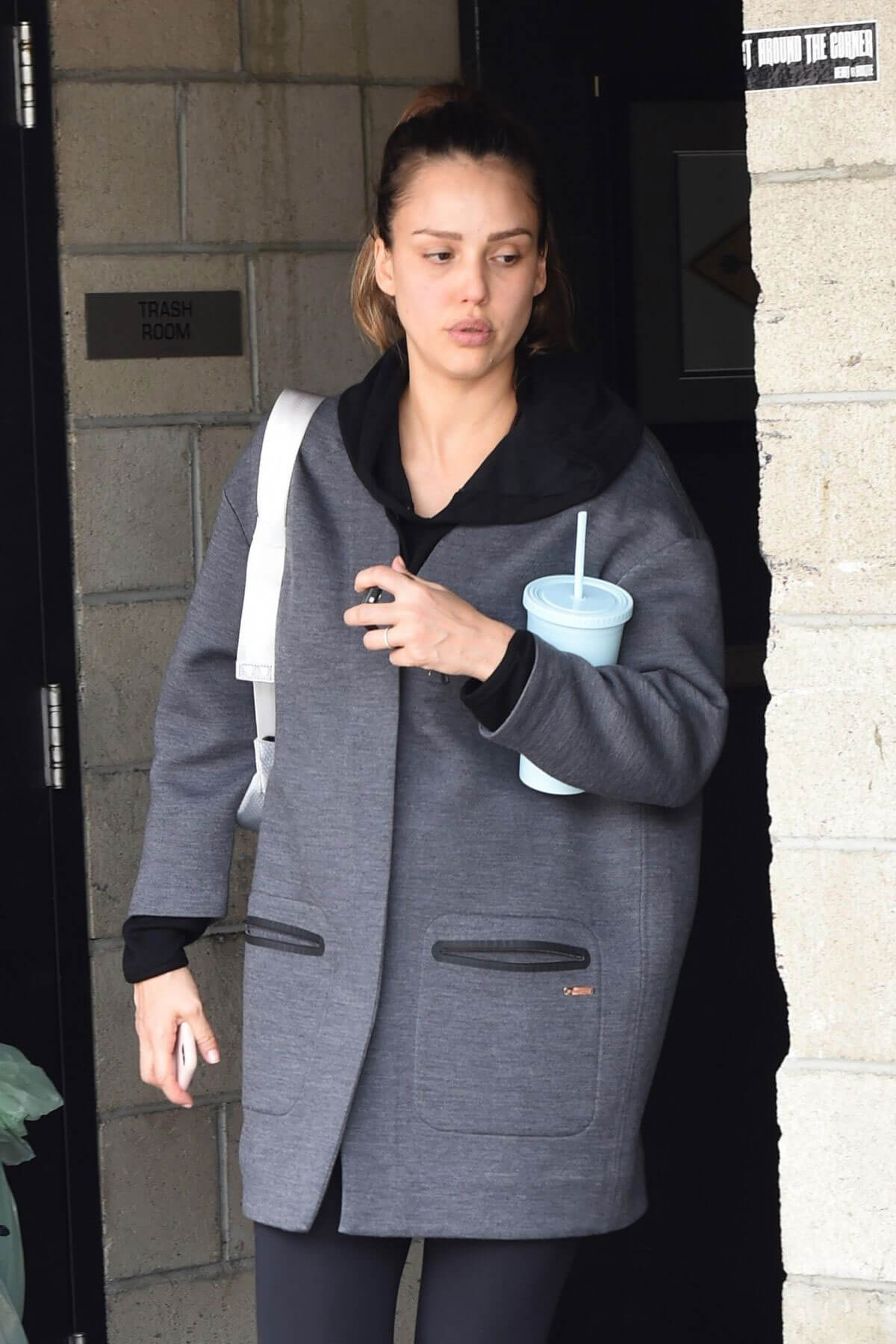 Jessica Alba Stills Leaves a Gym in Los Angeles 2018/03/07