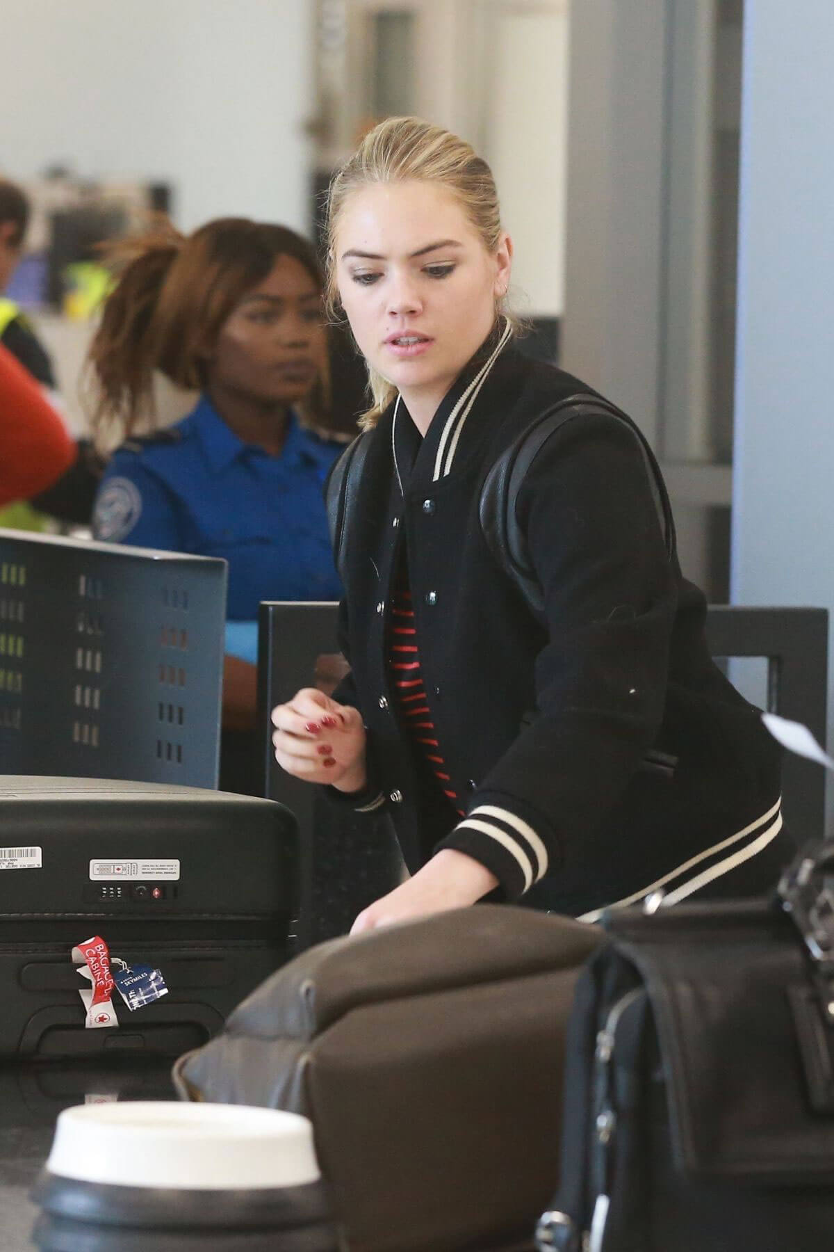 Kate Upton Stills at Los Angeles International Airport 2018/03/07