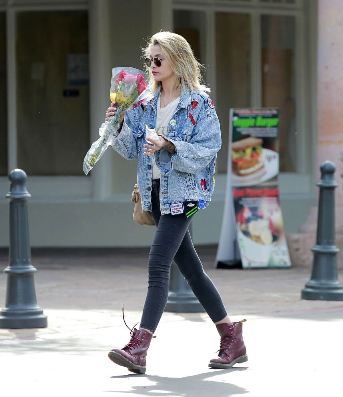 Paris Jackson Stills Buys a Bouquet of Red Roses in Malibu 2018/03/18