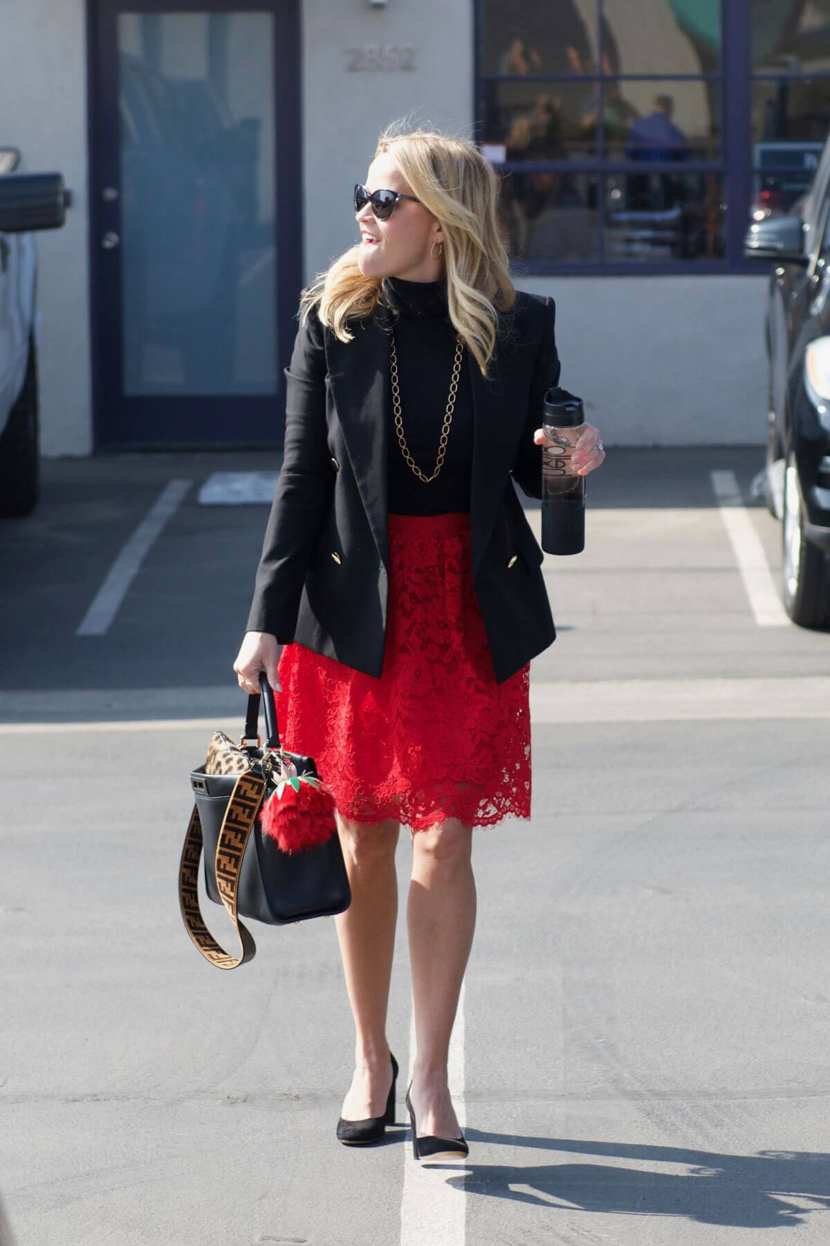 Reese Witherspoon Stills Leave Her Office in Los Angeles 2018/02/05