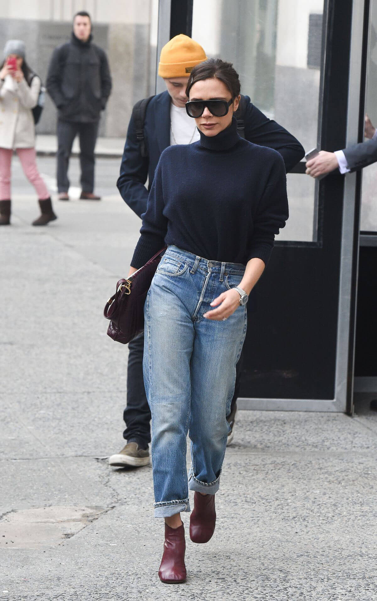 Victoria Beckham Stills in Jeans Out in New York 2018/02/09