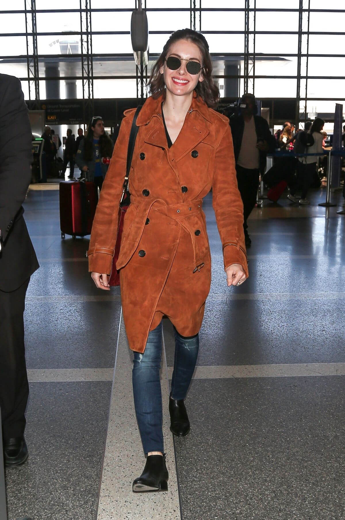 Alison Brie Stills at LAX Airport in Los Angeles 2018/04/16