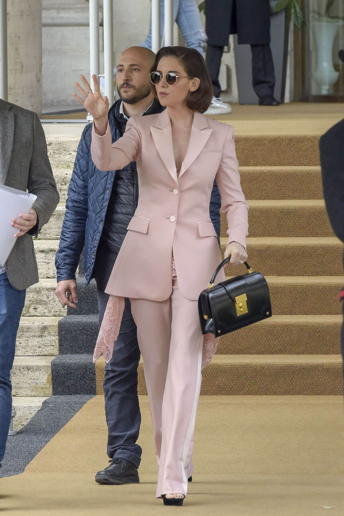 Alison Brie Stills Leaves Her Hotel in Rome 2018/04/18