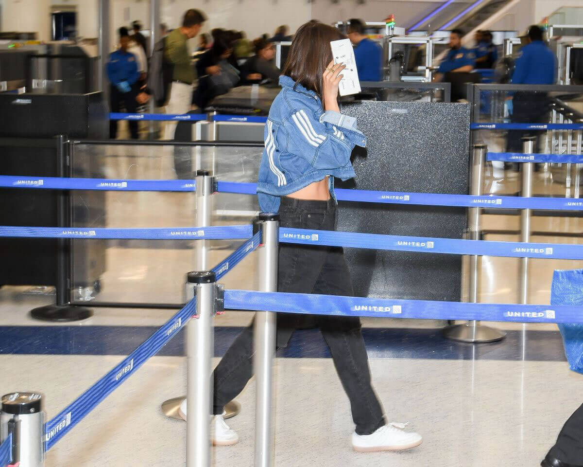 Emily Ratajkowski Stills at Los Angeles International Airport 2018/04/21