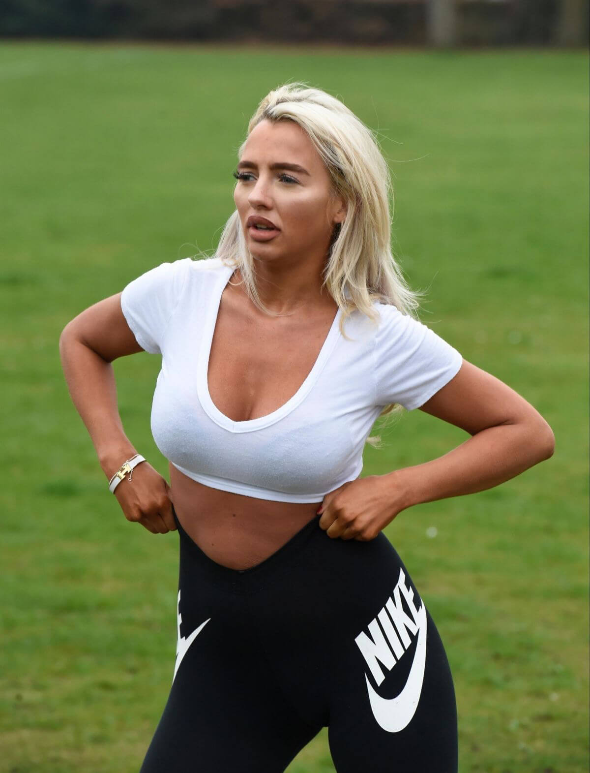 Isabelle Warburton Stills Workout at a Park in Warrington 2018/04/17