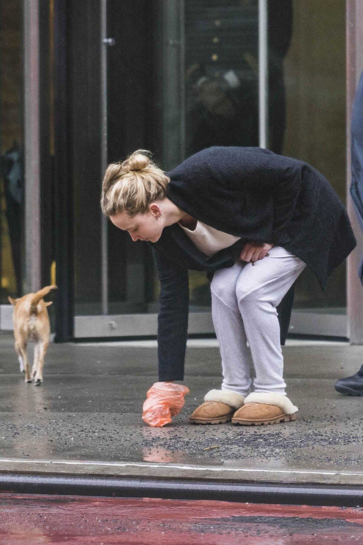 Jennifer Lawrence Stills Out with Her Dog in New York 2018/04/16