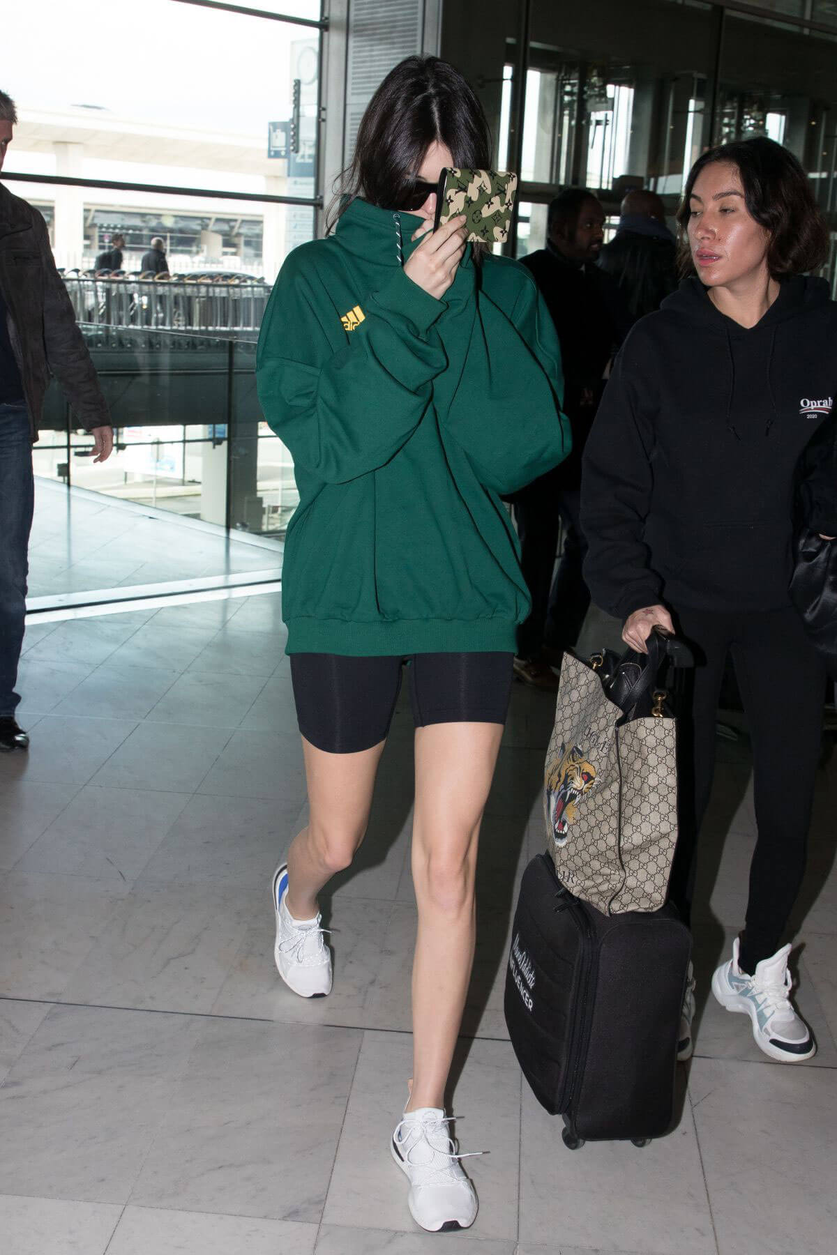 Kendall Jenner Stills at CDG Airport in Paris 2018/04/05