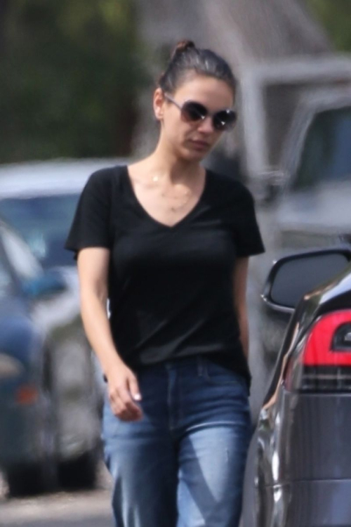 Mila Kunis Stills Out and About in Los Angeles 2018/04/06 3